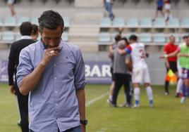 El técnico Chuchi Jorques, en el último partido que dirigió en La Balastera.