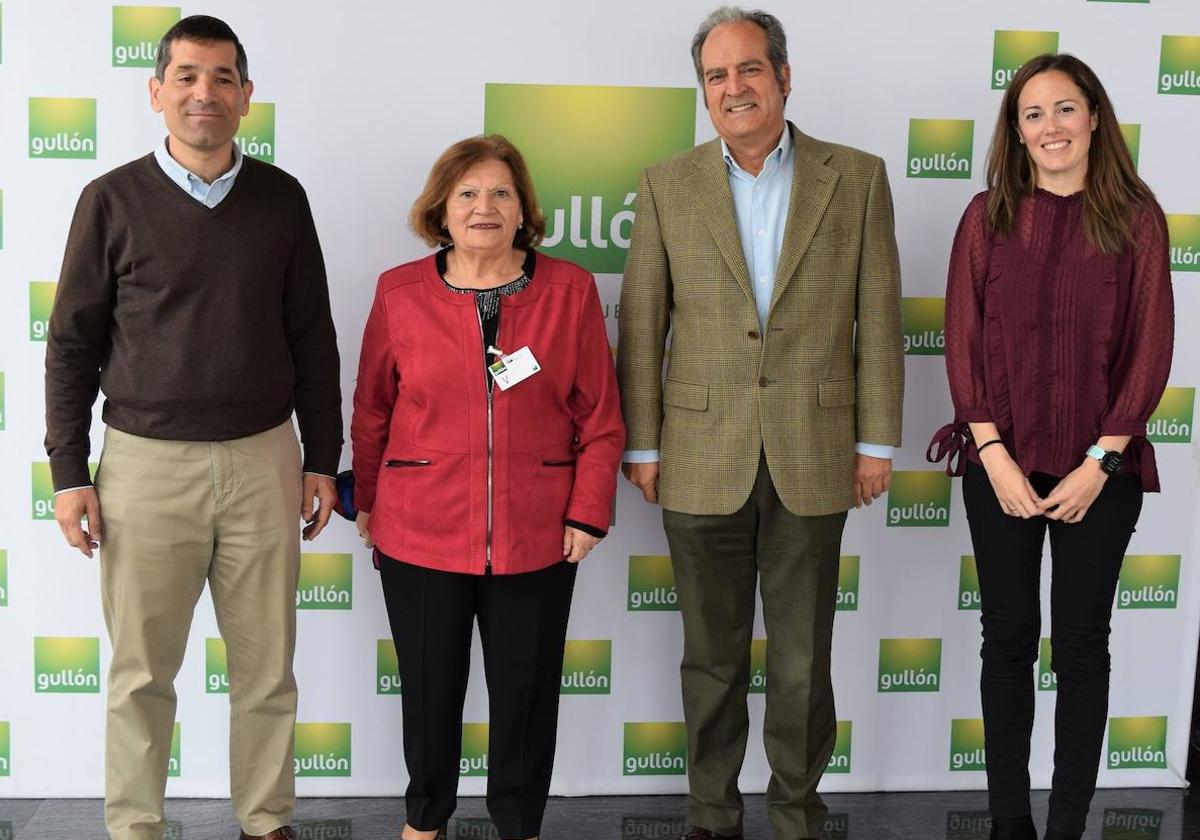 Responsables de Gullón y Fundación Personas, tras la rúbrica del acuerdo.