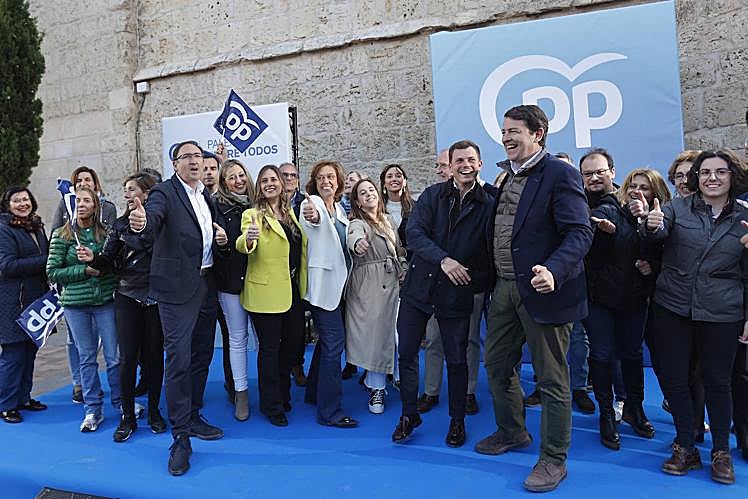 Imagen principal - La candidatura del PP posa para las fotos en San Miguel. Debajo, el alcalde hace campaña en las terrazas, mientras el candidato de IU reparte propaganda en la Plaza de Abastos.