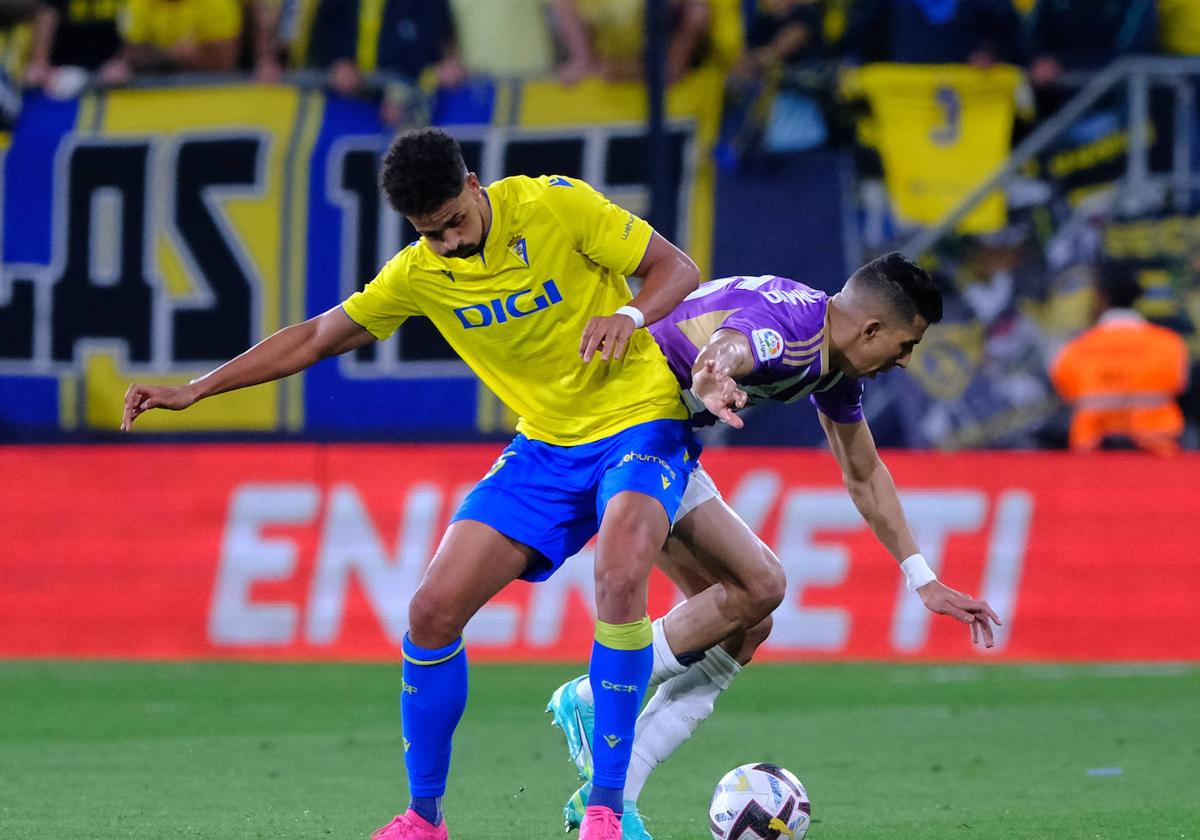 El Yamiq pelea por un balón.