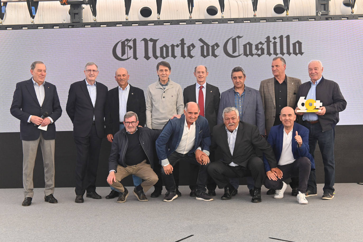 Los jugadores de Real Valladolid reciben el premio 60+Activos