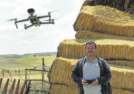 Fernando Rodríguez, piloto de drones, en una demostración.