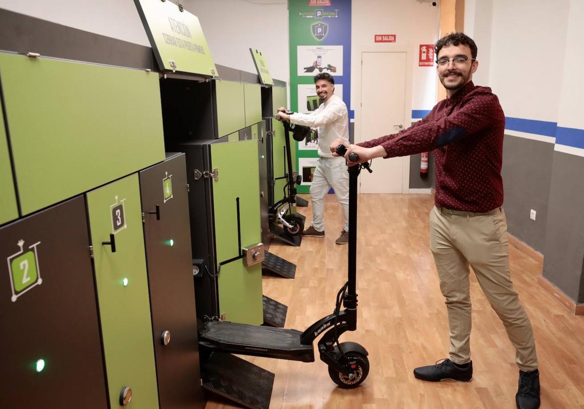 Álvaro Izquierdo y Roberto Domínguez, en el parking de patinetes que pretenden abrir la próxima semana en Valladolid.