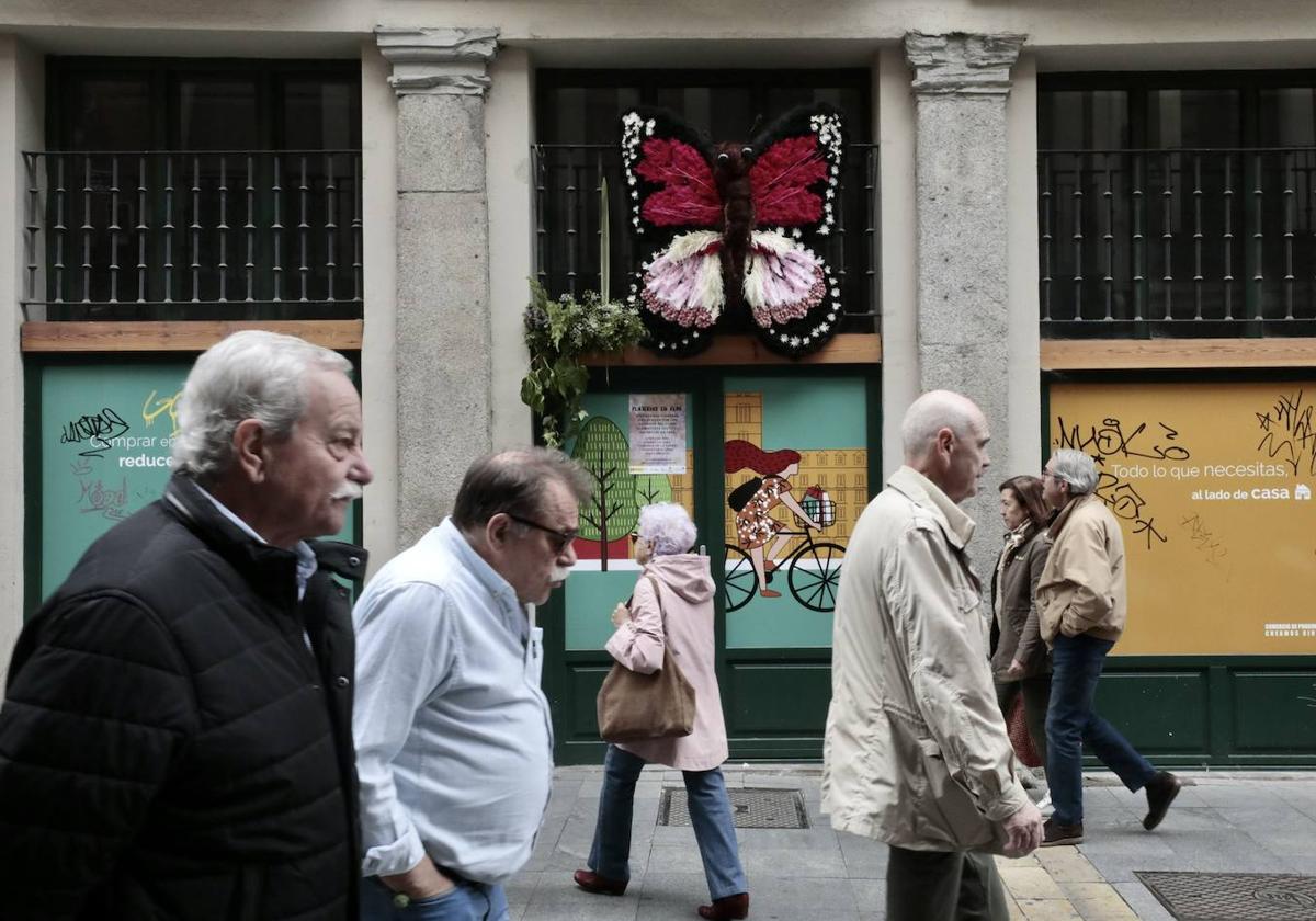 Mariposas florales sobrevuelan la calle Platerías de Valladolid