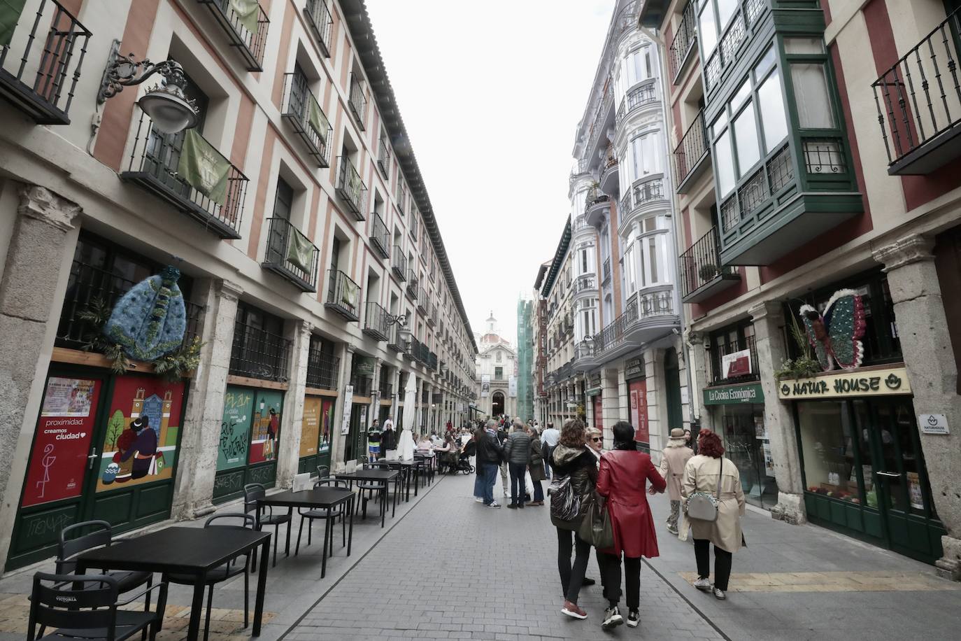 Mariposas florales sobrevuelan la calle Platerías de Valladolid