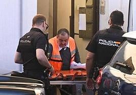 Los servicios forenses preparan el traslado del cadáver de Eva María, presuntamente asesinada por su hijo en La Rondilla el 30 de junio de 2022.