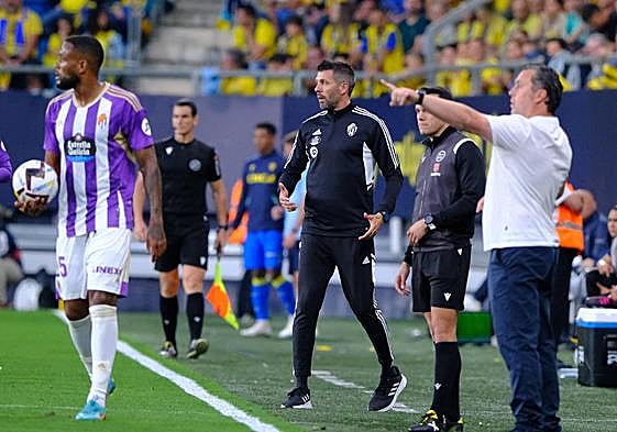Pezzolano da instrucciones desde la banda, con Sergio González en primer plano.