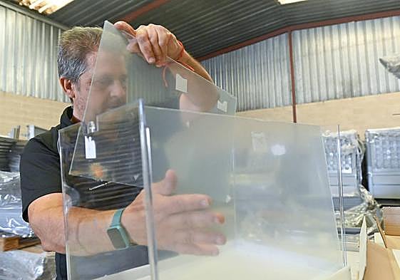 Montaje de las urnas que se utilizarán en Valladolid y próixmo 28 de mayo.