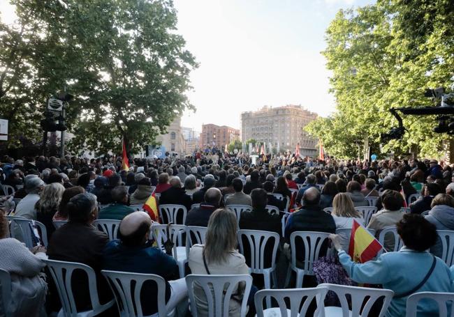 El mitin de Feijóo el viernes, 12 de mayo, con el edificio de la Plaza Zorrilla al fondo.