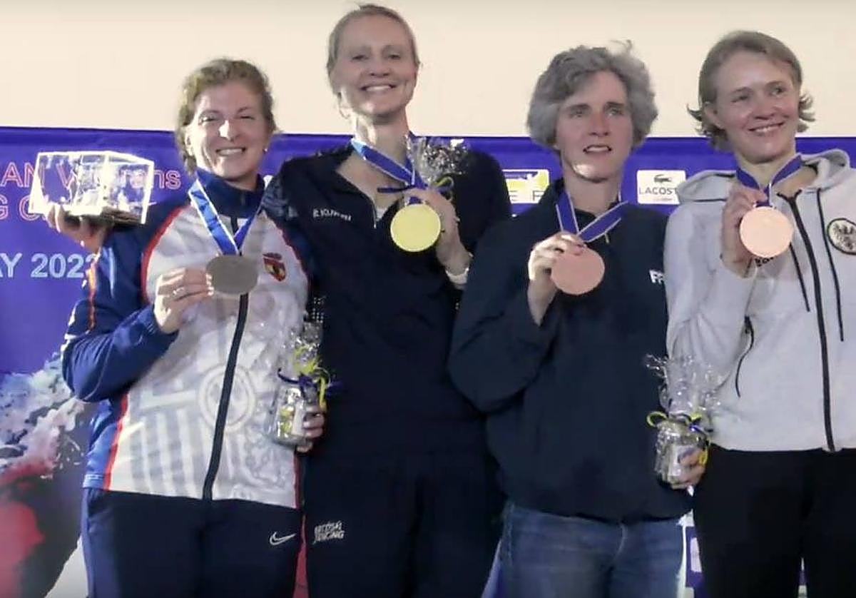 Cristina de Vargas (izquierda), con el resto de medallistas.