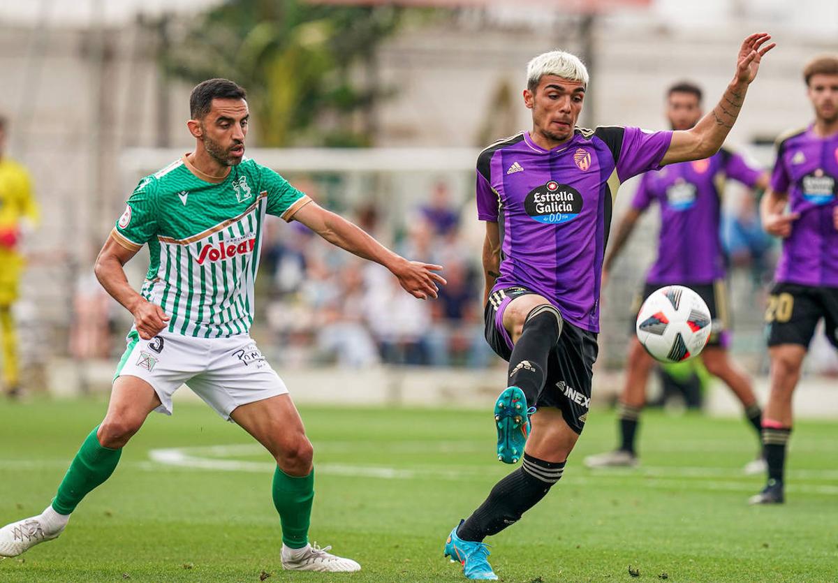 Arroyo controla la pelota ante un rival durante el partido Atlético Sanluqueño-Real Valladolid Promesas