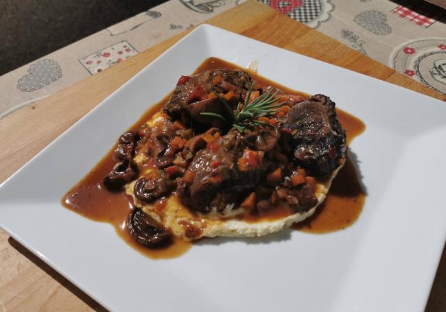 Carrilleras con níscalos al vino tinto y sobre parmentier de patata