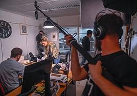 Un instante de la grabación del corto en el despacho del director de El Norte.