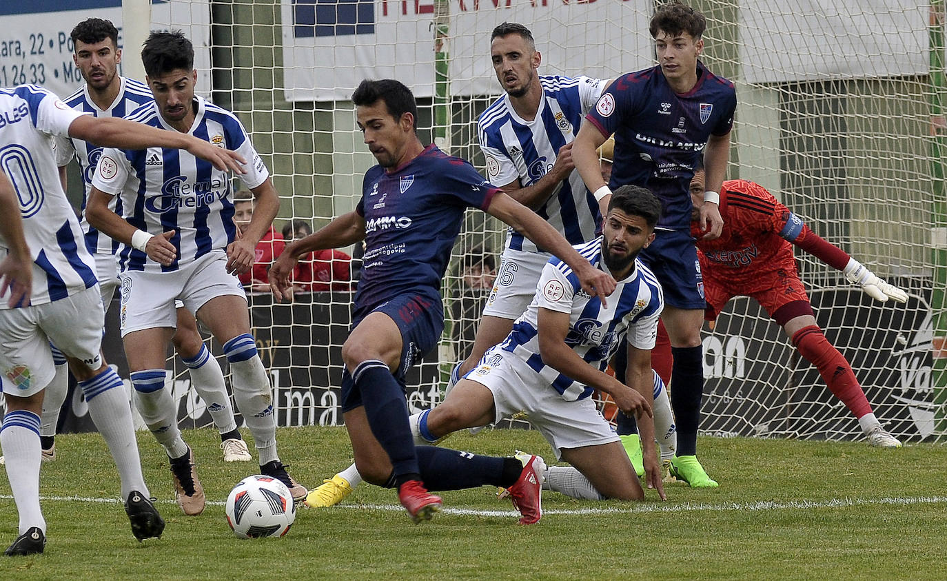 Diego Gómez controla en el área ante un jugador del Recre.