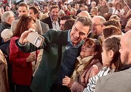 Pedro Sánchez, arropado por Óscar Puente, en Valladolid.