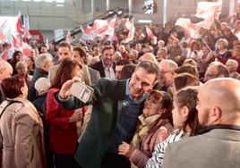 El presidente Pedro Sánchez se fotografía con una asistente al mitin de Valladolid.