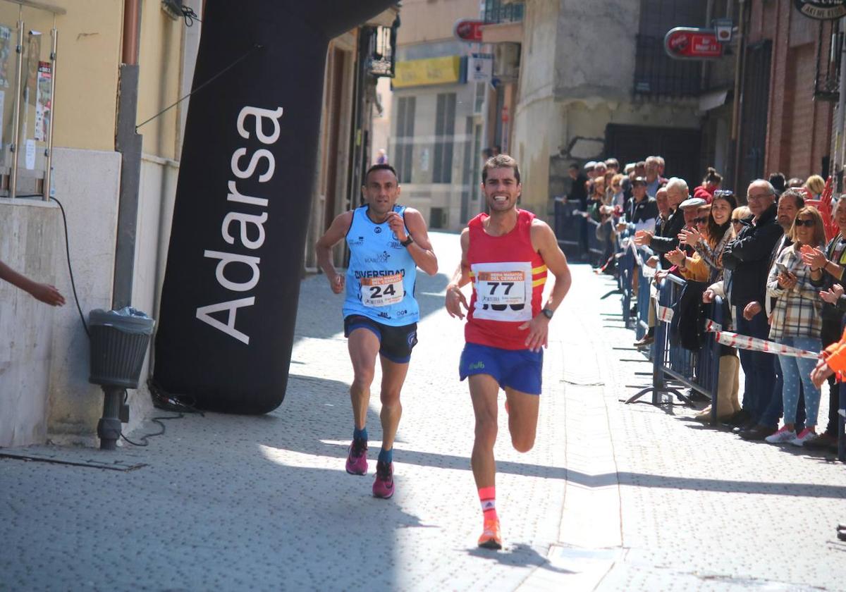 Numeroso público aplaude la llegada de los atletas en Baltanás.
