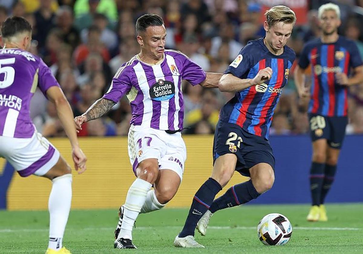 Roque Mesa persigue a Frenkie De Jong en el FC Barcelona-Real Valladolid de la primera vuelta
