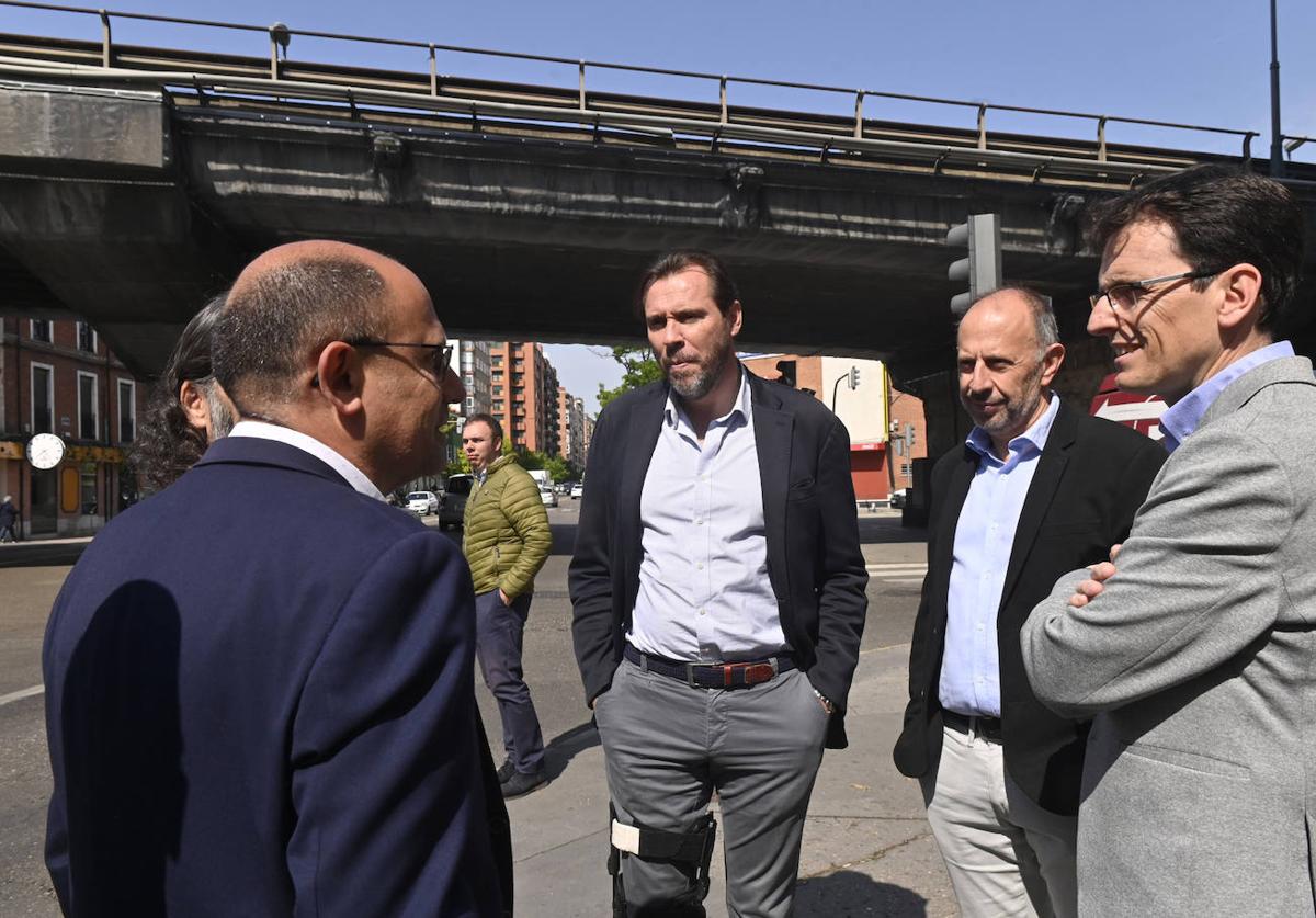 Los concejales Luis Vélez, Juan Carlos Hernández y Pedro Herrero, junto al alcalde, Óscar Puente, en el viaducto de Arco de Ladrillo.