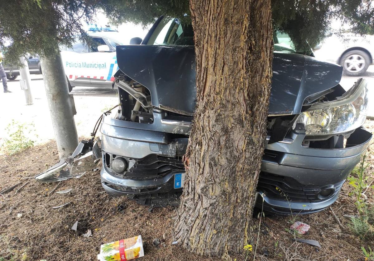 Chocan contra él y se empotra contra un árbol en la calle Pirita