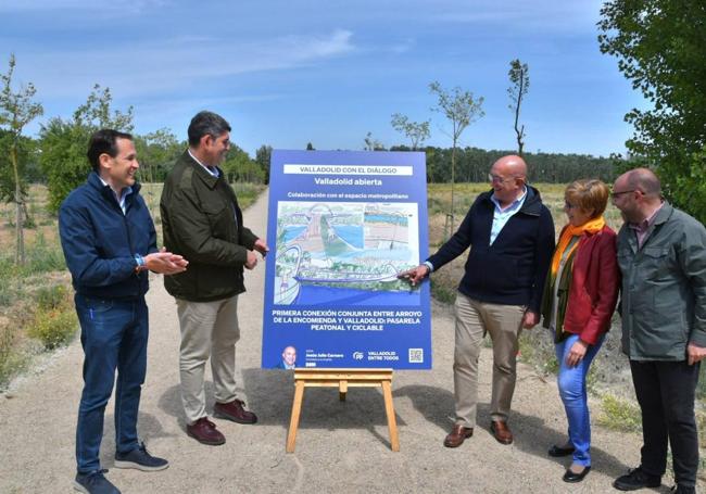 Jesús Julio Carnero presenta junto a Jota de la Fuente y Conrado Íscar la pasarela peatonal y ciclista proyectada para unir Arroyo y Valladolid.