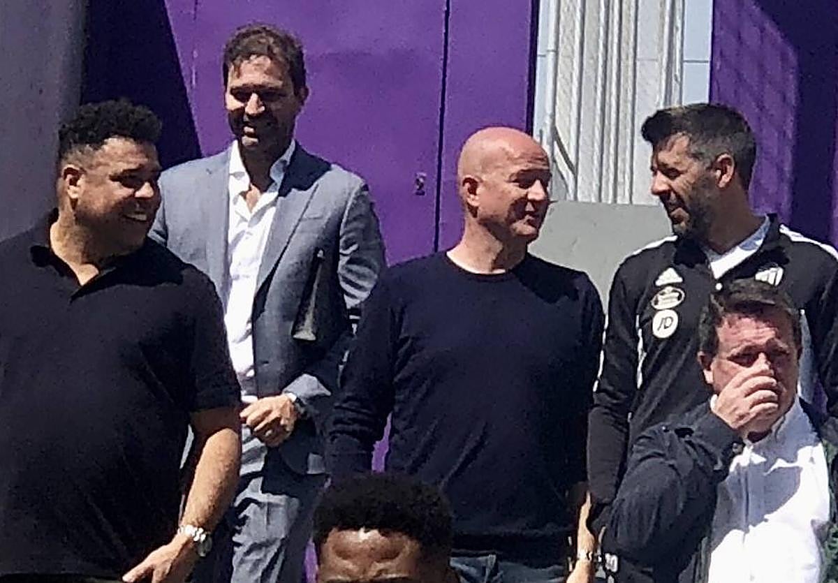 Ronaldo (izquierda) habla con Pezzolano (derecha), con el consejero delegado Matthieu Fenaert en medio del presidente y el entrenador