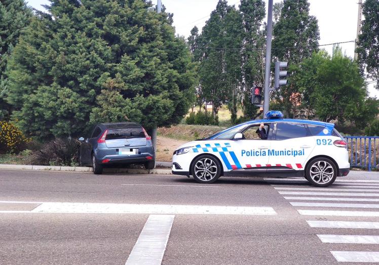 Imagen principal - Chocan contra él y se empotra contra un árbol en la calle Pirita