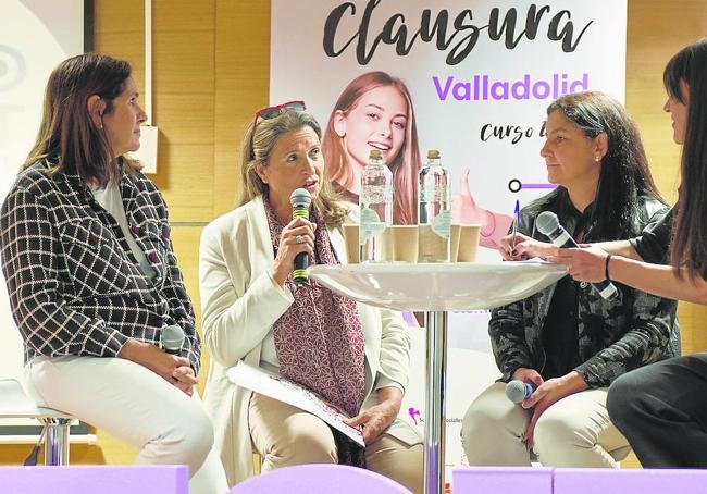 Pilar Suarez-Inclán, Sara Gómez y Mercedes Quintanilla, con la moderadora de la mesa redonda.