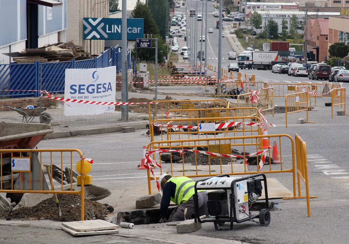 Un operario trabaja en las obras de la avenida de Hontoria.