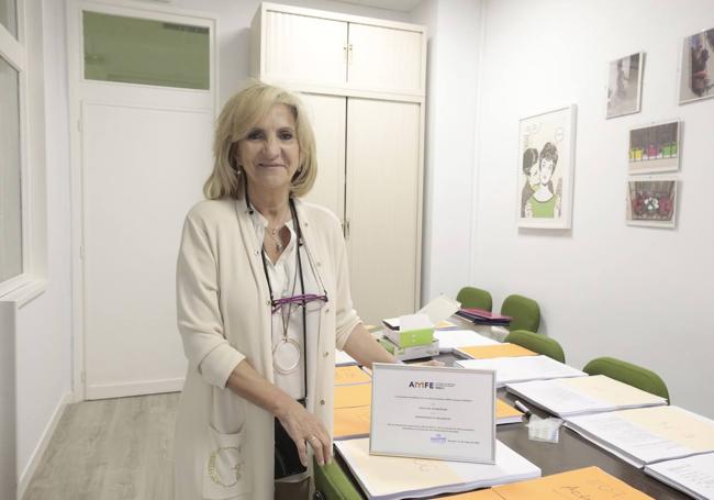 La doctora Verónica Casado, muestra la placa del premio AMFE 2023.