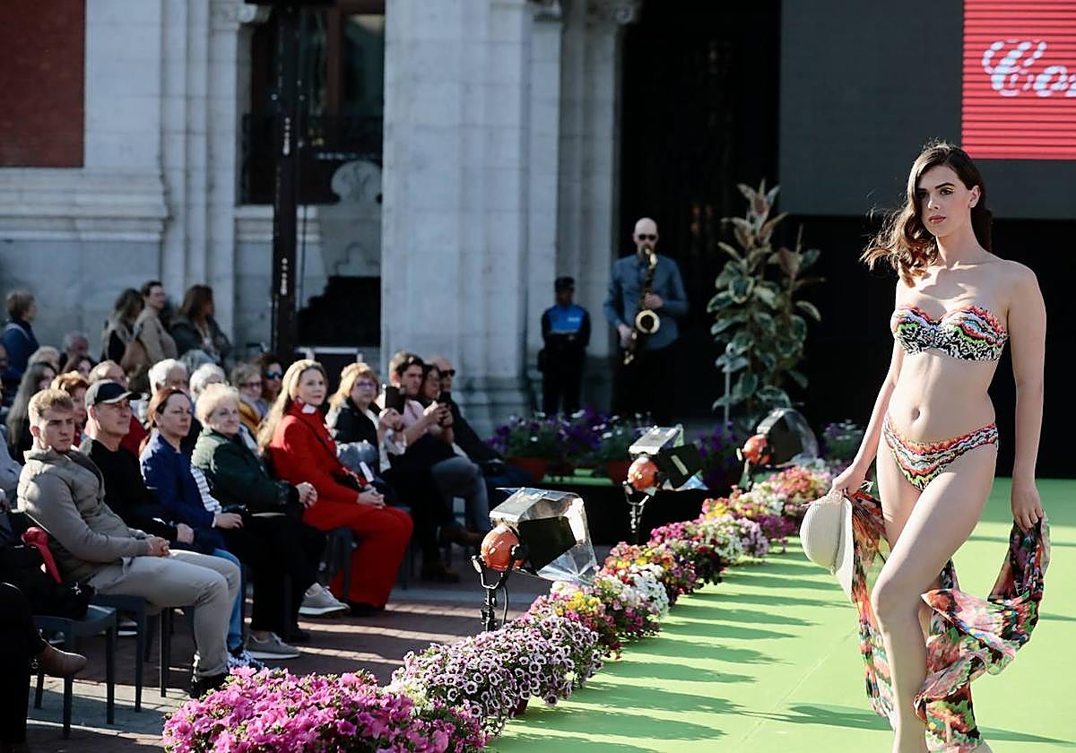 Así fue el desfile de moda en la pasarela de la Plaza Mayor de Valladolid