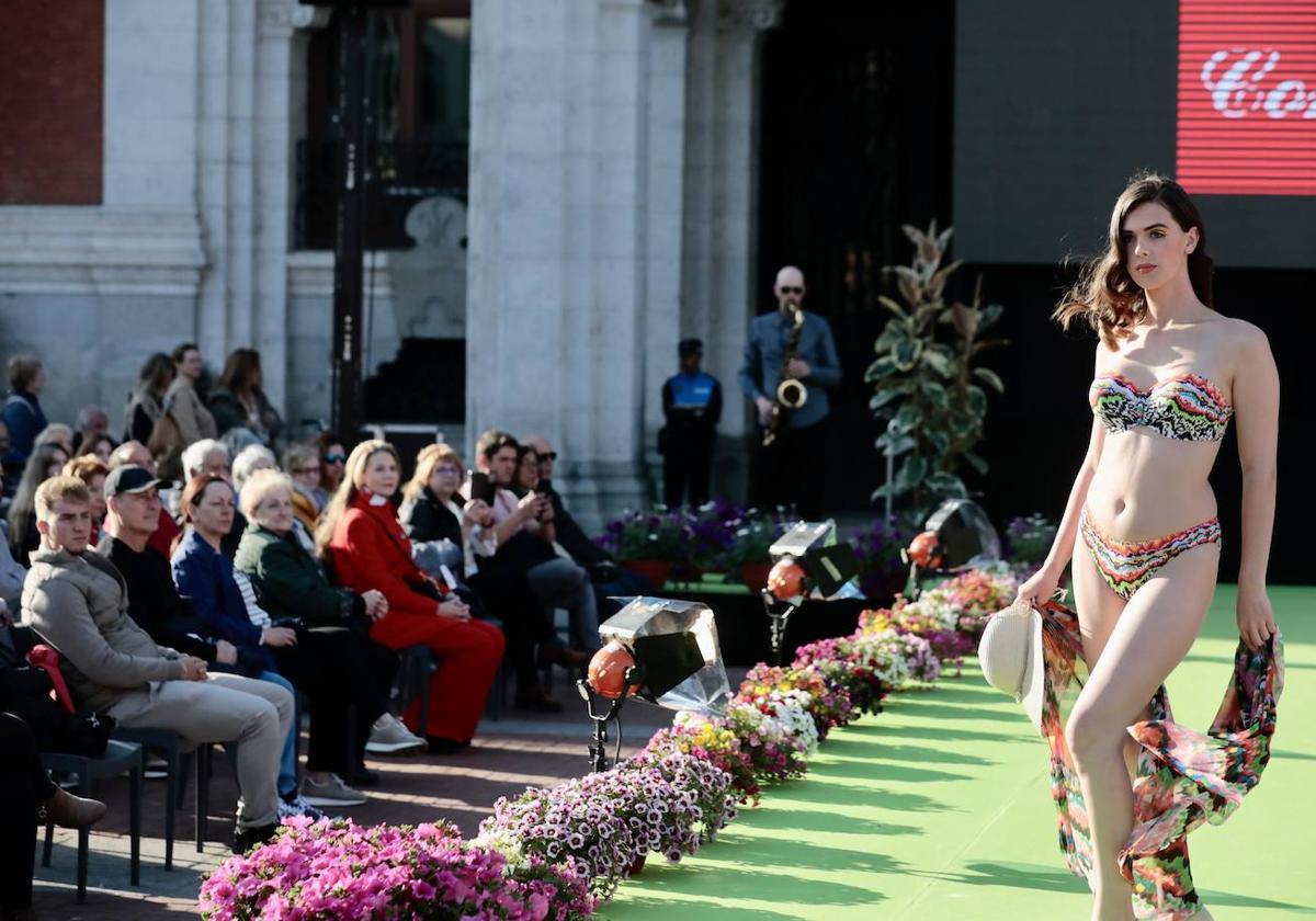 Así fue el desfile de moda en la pasarela de la Plaza Mayor de Valladolid