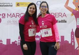 Dos participantes de la VI Marcha y Carrera de las Mujeres posan ante el photocall de El Norte de Castilla.