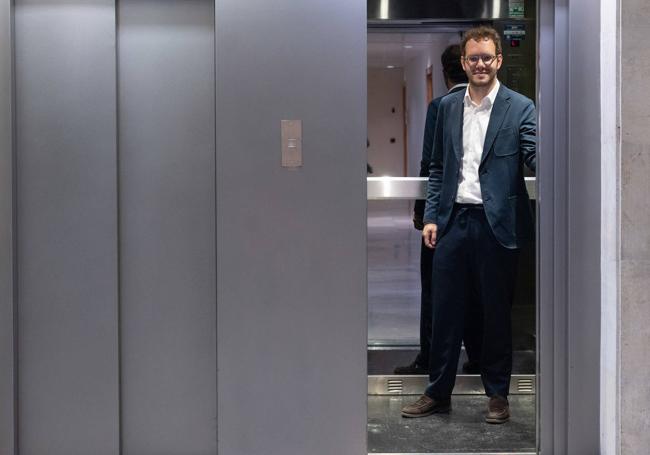 Pablo Vicente, en el ascensor del edificio que acoge la sede de Cs. en la calle Santiago.