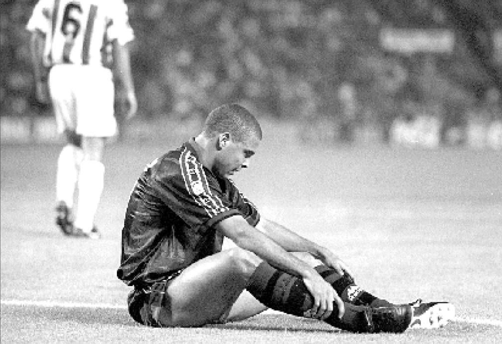 Ronaldo, caído en el césped de Zorrilla en un lance de la derrota encajada en aquel año 97 que le costó la liga al Barcelona.