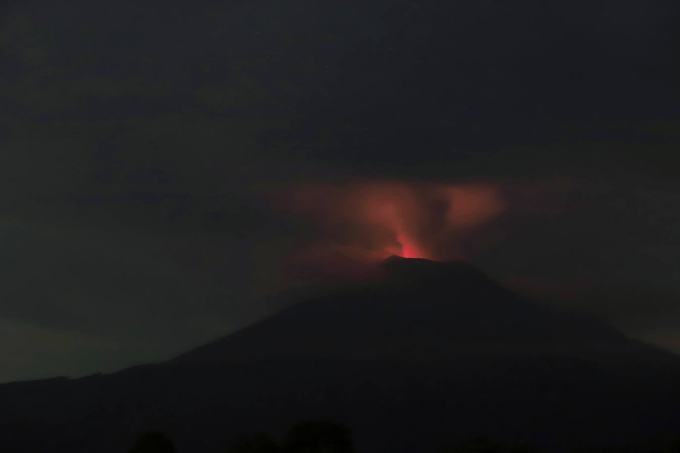 Explosión del volcán el 19 de mayo desde el poblado de Paso de Cortés, en Puebla (México).