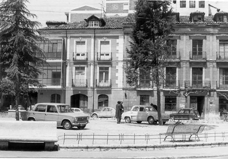 Imagen principal - Arriba, la plaza de San Miguel en los años setenta. Debajo, a la izquierda, vista área de la plaza en el siglo XX. A la derecha, excavaciones arqueológicas en 2009.