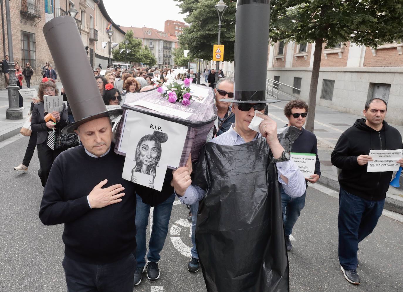 Los funcionarios de justicia salen a la calle después de un mes de huelga