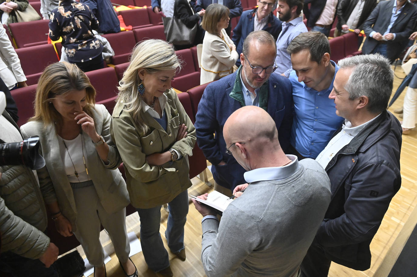 Fátima Pinacho e Irene Carvajal, junto a Jorge Buxadé, de espaldas, Pablo Sáez y el presidente provincial de Vox, Mario de Fuentes.