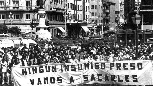 Imagen antes - A la izquierda ,manifestación en Zorrilla el 10 de mayo de 1993. A la derecha, carga policial contra los manifestantes en San Pablo el 21 de febrero de 1993.