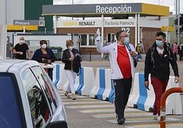 Salida de trabajadores de Renault de la factoría de Villamuriel en junio de 2020.