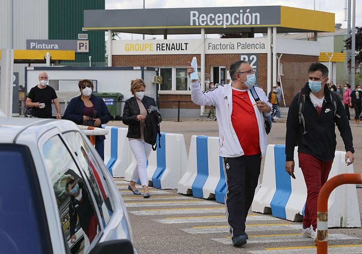 Salida de trabajadores de Renault de la factoría de Villamuriel en junio de 2020.