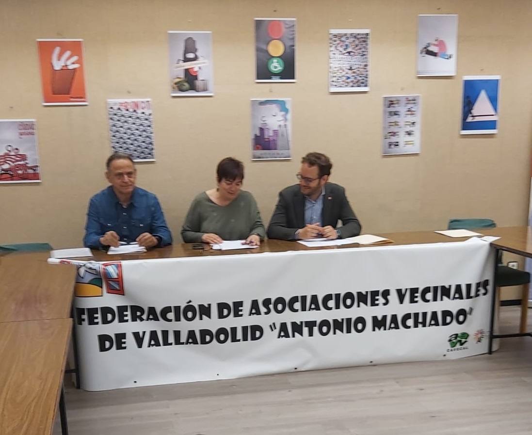 Cecilio Vadillo (Contigo Avanzamos) y Pablo Vicente (Ciudadanos) firman la carta ciudadana con Margarita García.