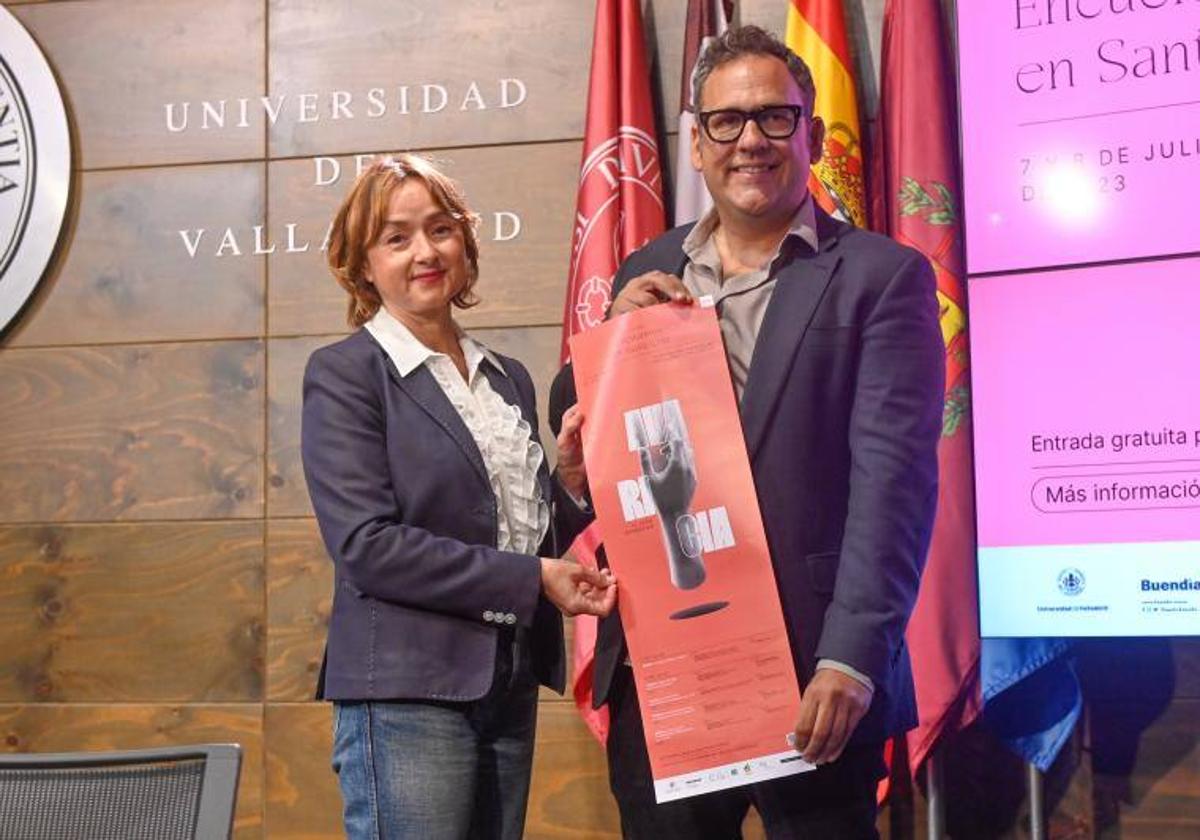 La vicerrectora Carmen Vaquero y Óscar Blanco, del Foro de la Cultura, con el cartel de los Encuentros.