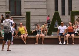 Un grupo de turistas, en agosto del año pasado, en la plaza de Zorrilla.