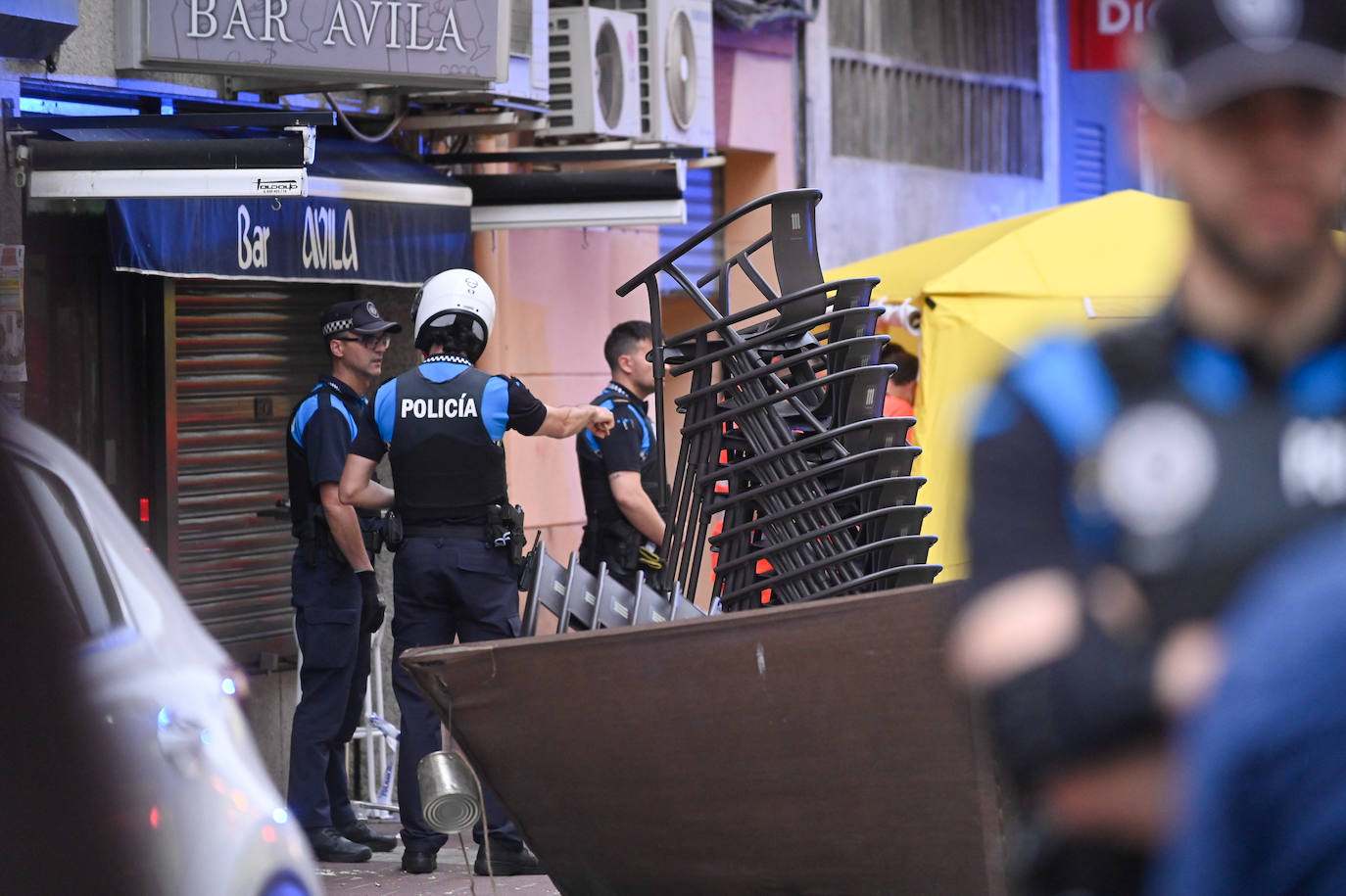 Policías locales, en el lugar donde se produjo el atropello.