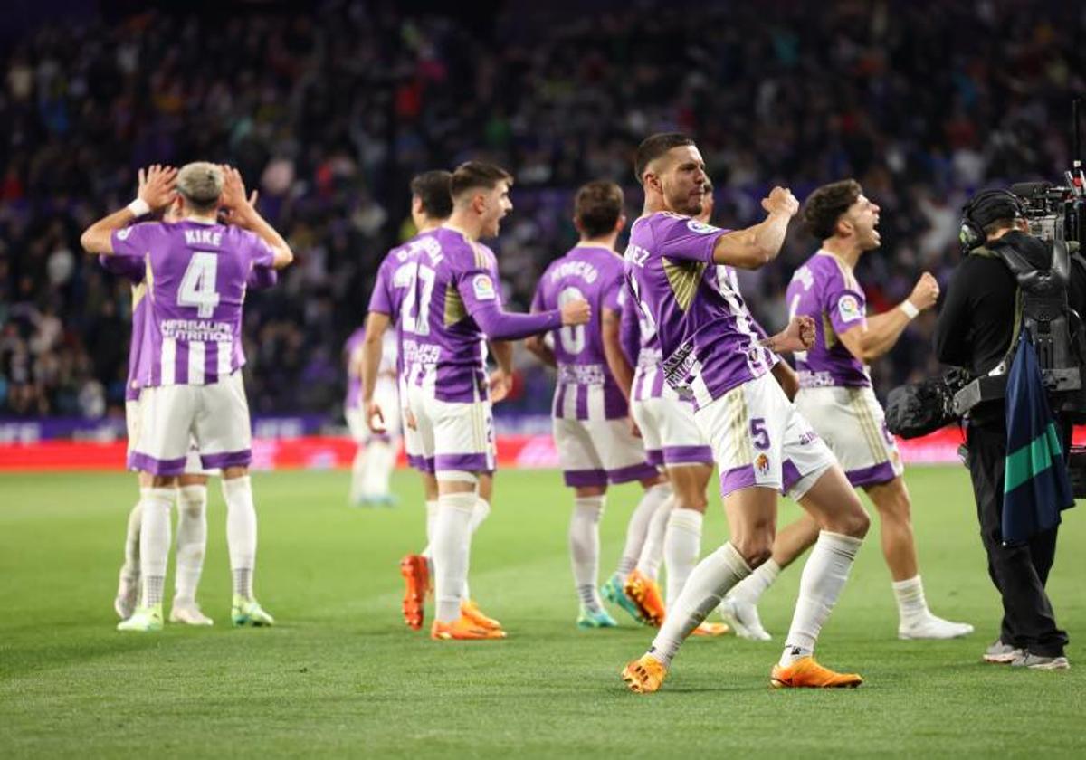 Los jugadores del Real Valladolid celebran el triunfo ante el FC Barcelona.