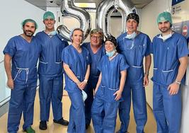 El equipo MAKO de Recoletas Campo Grande celebra su 50 intervención de rodilla.
