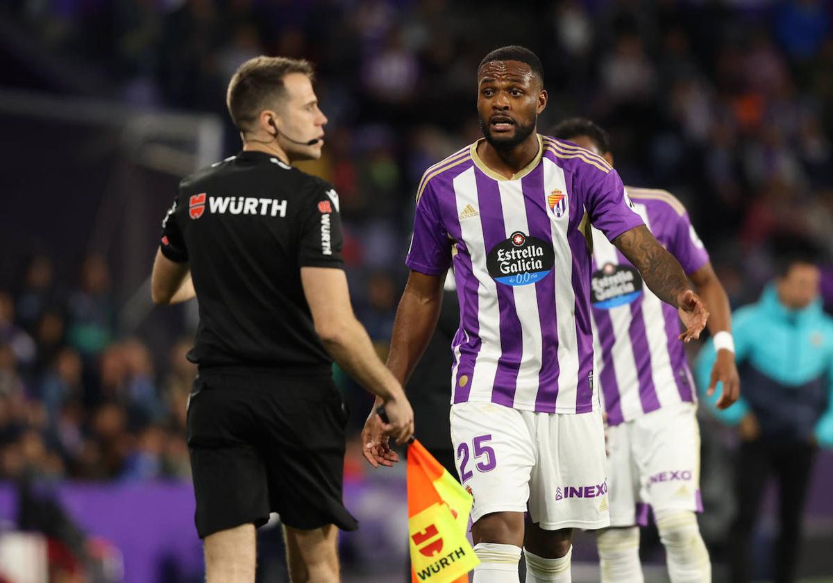 Larin protesta una jugada al línea.