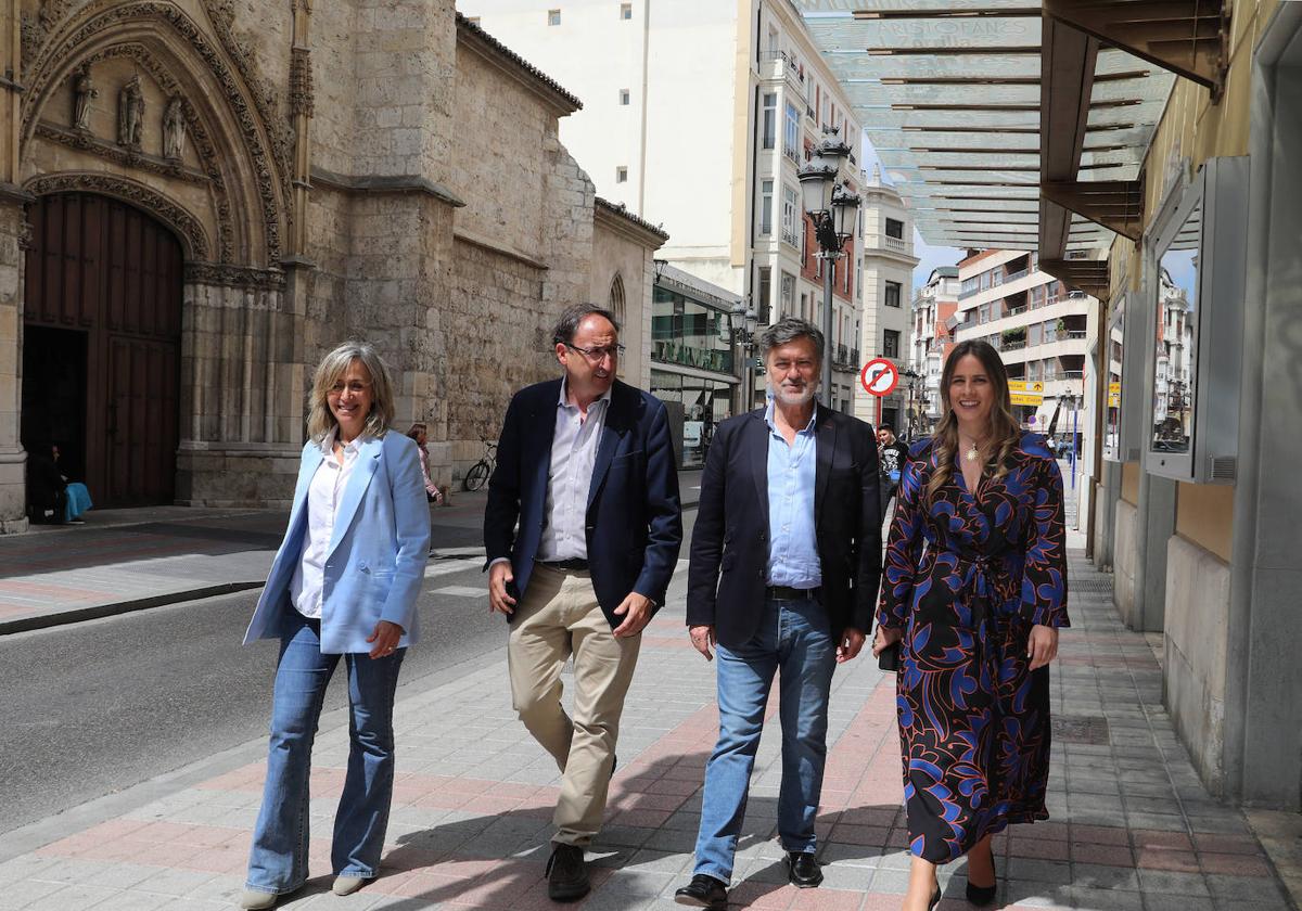 El secretario general del PPCyL, Francisco Vázquez, con Laura Lombraña, Alfonso Polanco